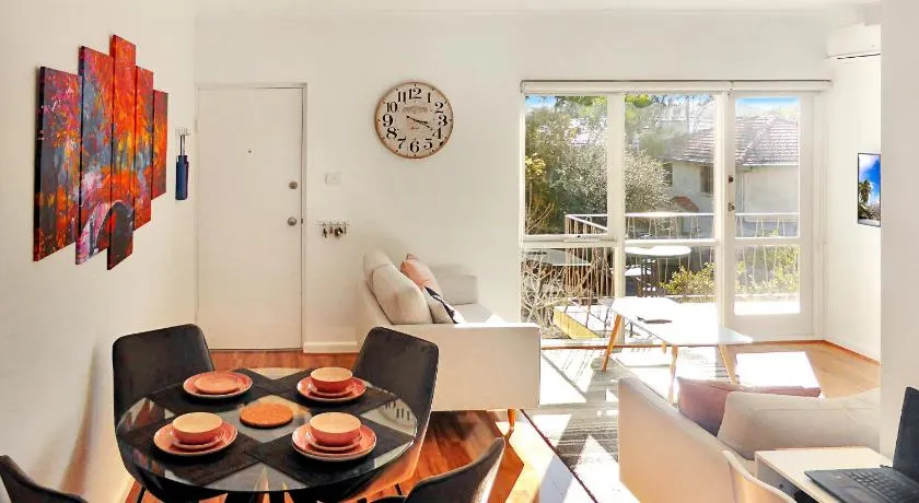 Glen Iris, Quiet Boutique 2 bedroom Netflix, WIFI, Parking, Free Wine - Image 1