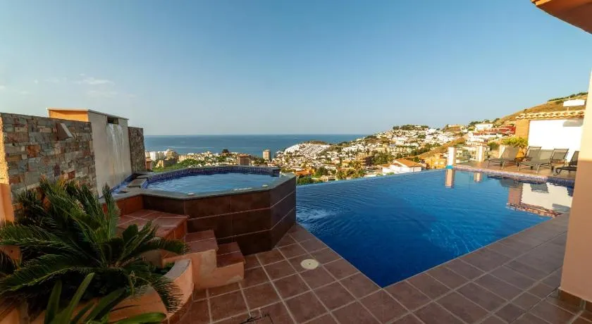 Villa Casa Montes del Castillo: 180\" Laserkino, Infinity Pool og 25kW Solenergi - Image 1