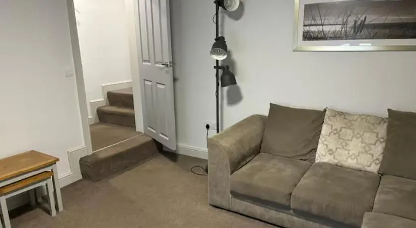 Unique, Large 2 bedroom Flat - Image 1