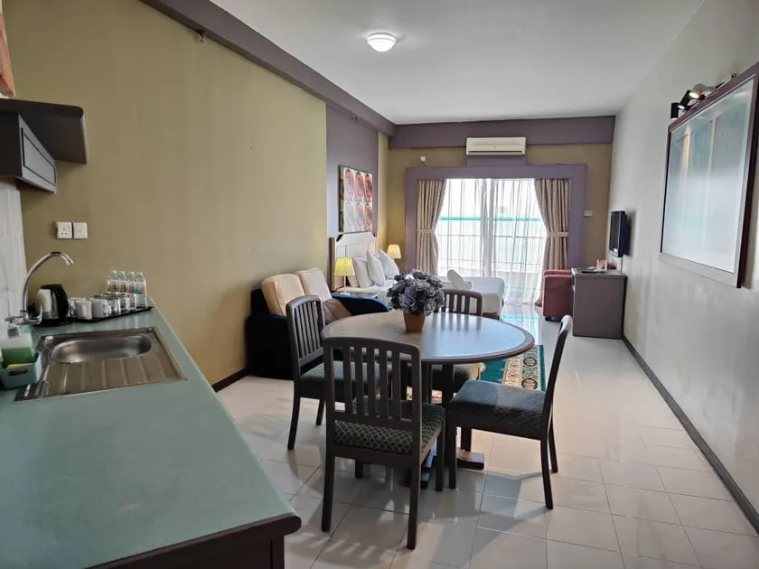 Seaview Deluxe Rainbow Paradise Tg Bungah 6pax - Image 1