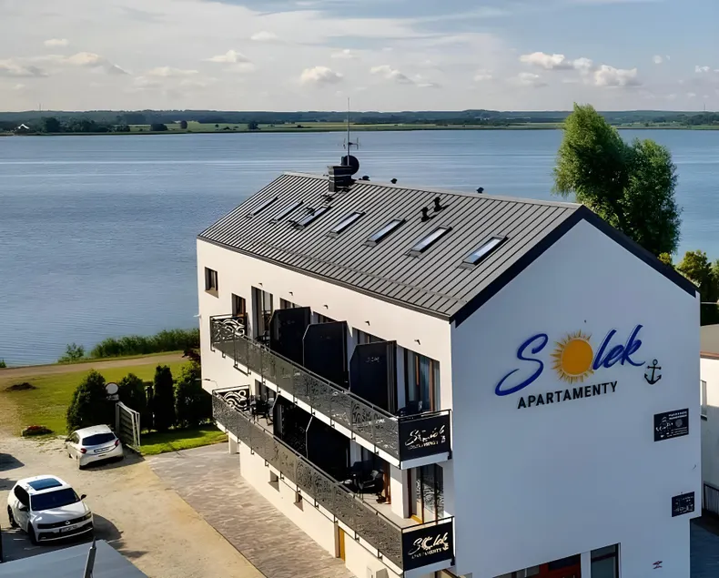 SOLEK, Apartamenty hotelowe i pokoje gościnne ze śniadaniem, przyjazne zwierzętom, wyjątkowe, z widokiem na Jezioro Jamno i w bardzo bliskiej odległości od morza - Image 1