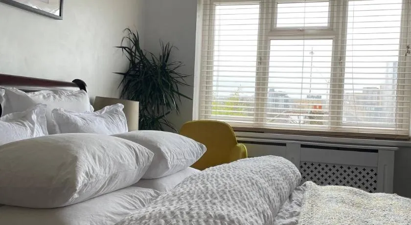A King size Double Bedroom In In Lewisham - Image 1