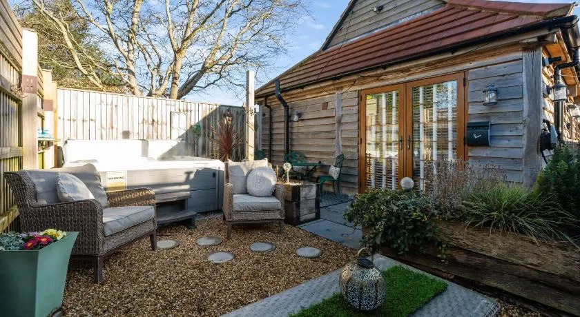 Countryside Barn with Hot Tub in New Forest - Image 1