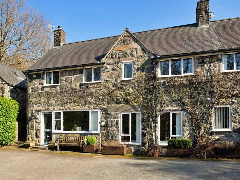 Riverside holiday home in Dolgellau, No Deposit - Image 1