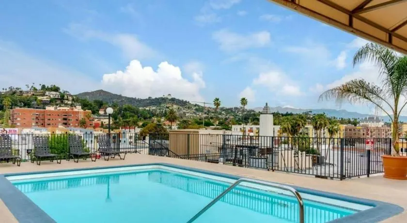2BR Hollywood Apt with Rooftop Pool & Stunning Views - Image 1