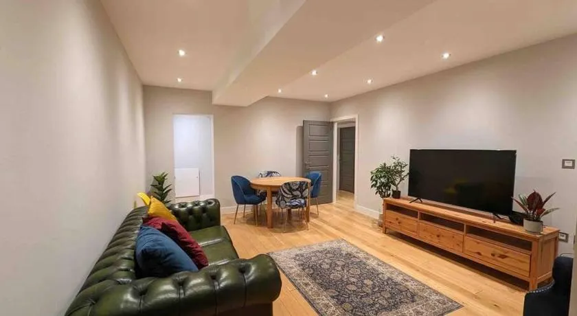 Elegant Central Brentwood Flat - Image 1