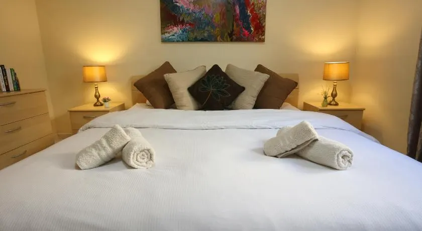 Mayfair Cosy 2BR Apartment - Image 1
