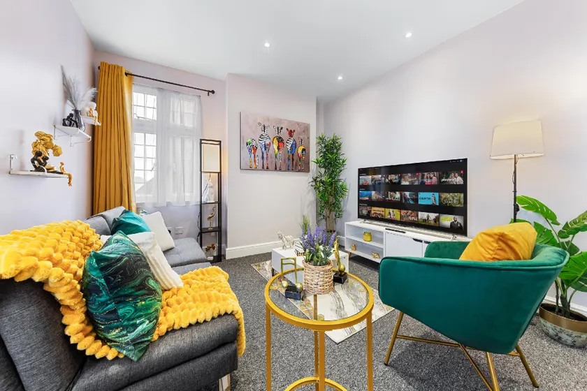 Stylish & Modern 2-Bedroom London Hideaway - King Bed- Sleeps 6 - Parking Available - Instant Book - 20 Percent Off Long Stays! - Image 1