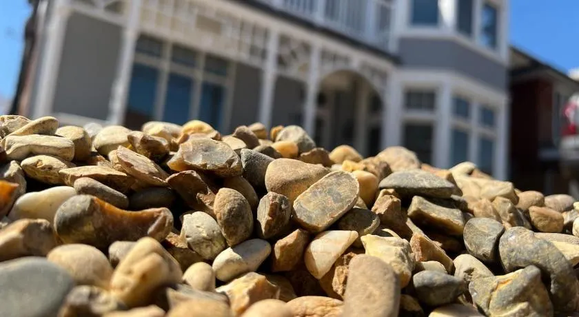 Devon Lodge - Large 3 bed Apartment Sleeps 8 Beach opposite - Image 1