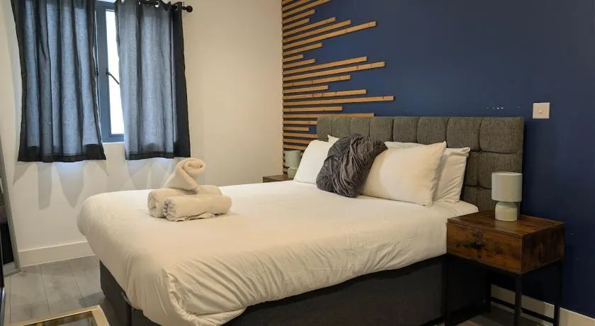 Two Bedroom Flat with Ensuite Bathrooms - Image 1