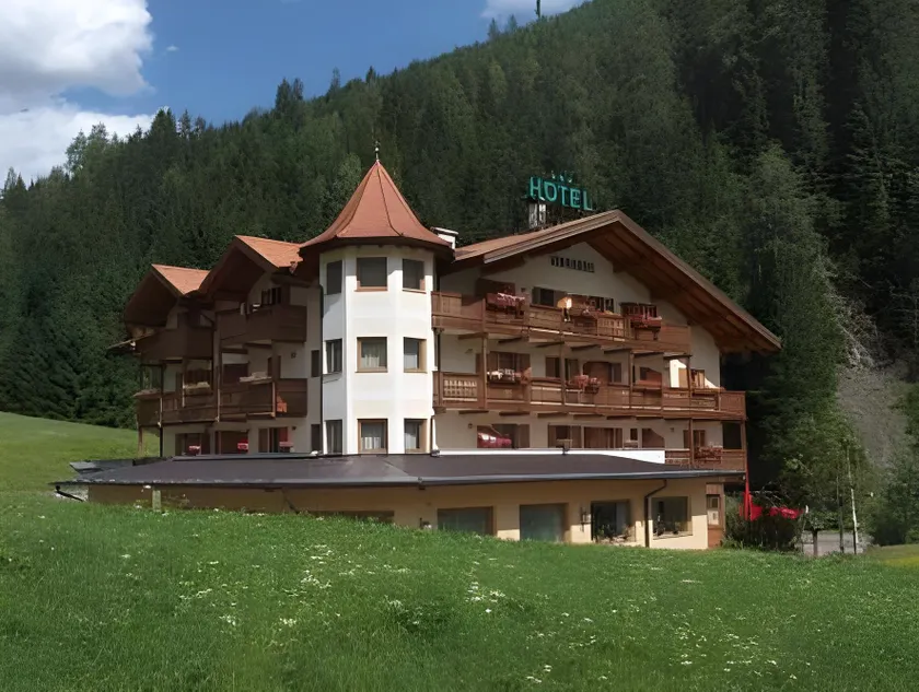 Flos Hotel - Image 1