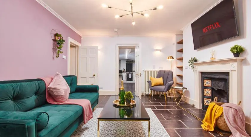 Beautiful 2 Bedroom 3 actual beds House with WiFi by PureStay - Image 1