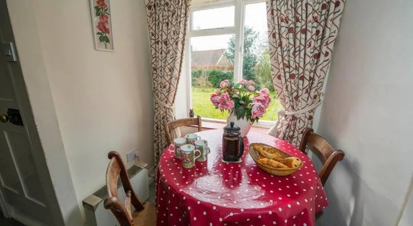 2 bedroomed cottage near quay - Image 1