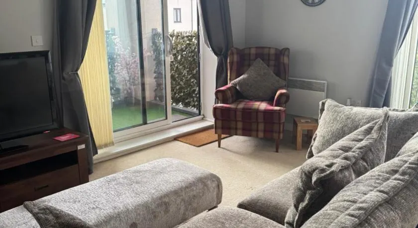 Beautiful 2 bedroom apartment in lawley village - Image 1
