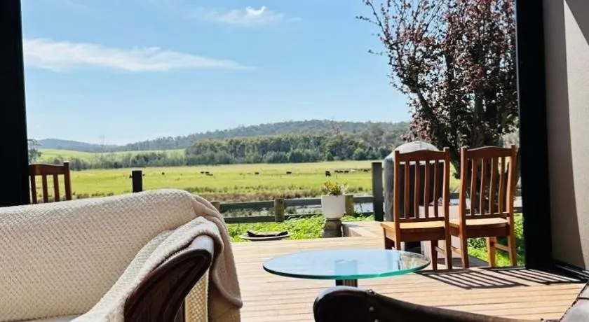 Luxury farm stay with outdoor jacuzzi - Image 1