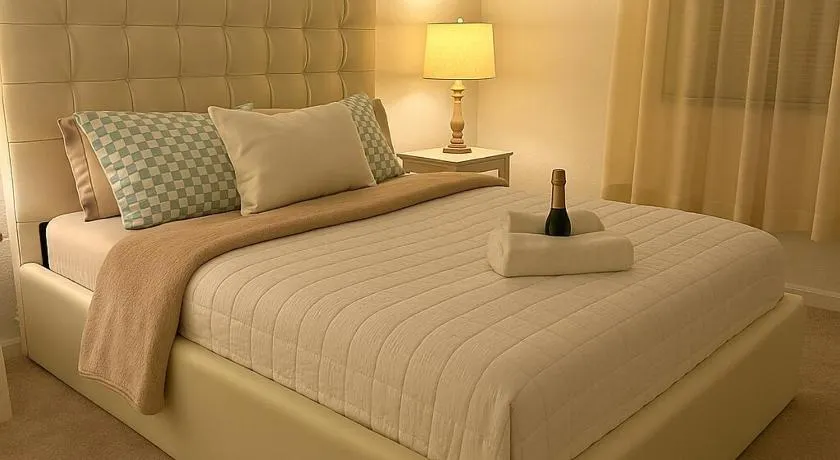 NEW House, Near Beaches, and MIA, Sleeps 8! - Image 1