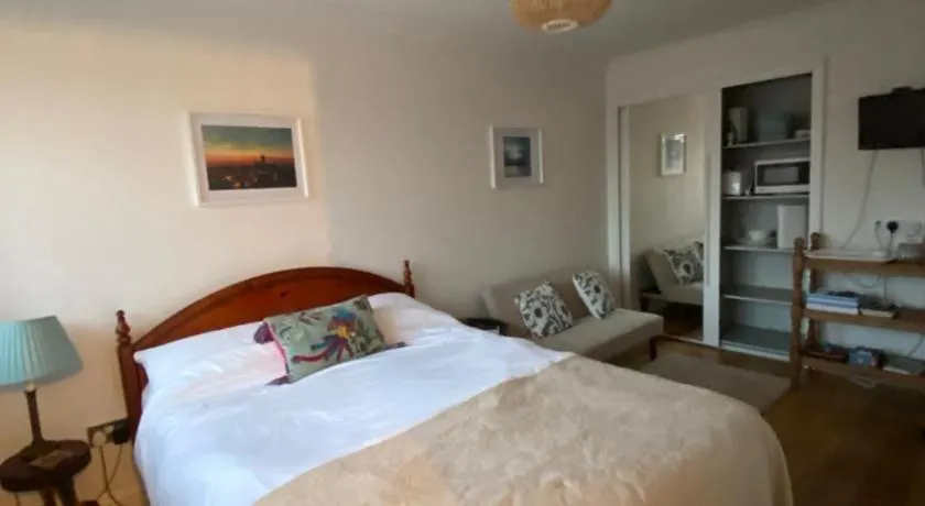 Bright Suite - Image 1