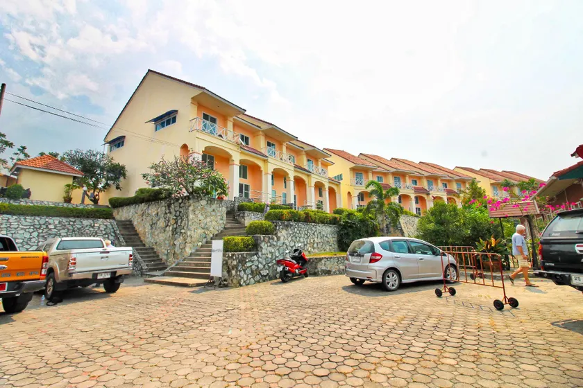Cliff & Beach Villa Phayun - Image 1