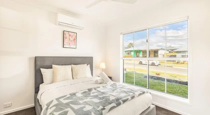 Modern Family Retreat in Premier GreenbankLocation - Image 1