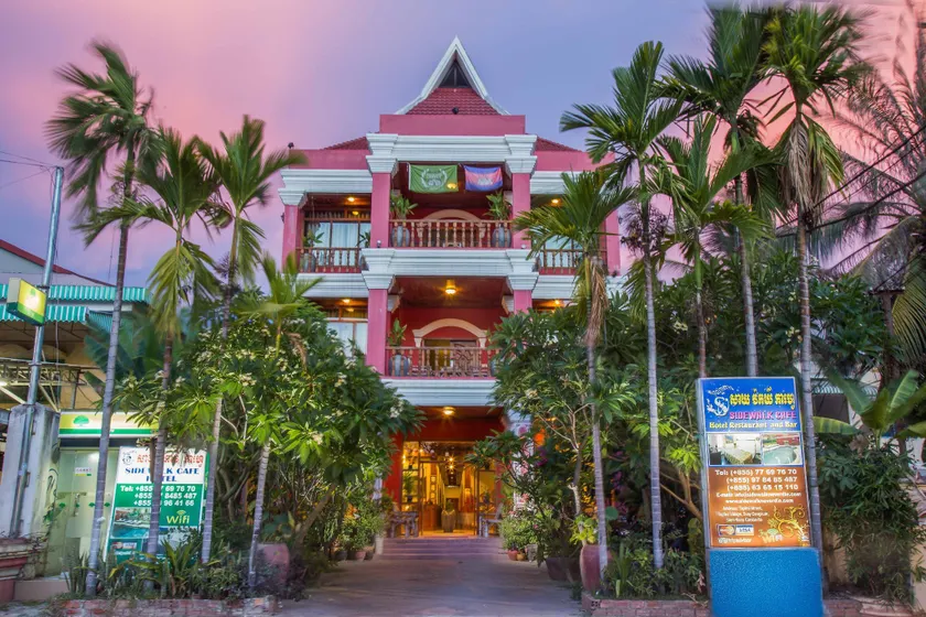 Side Walk Hotel - Image 1