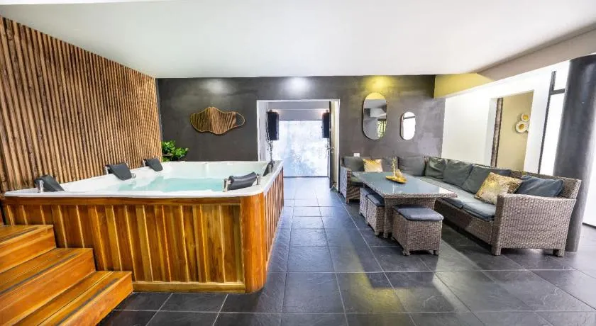 6 bedroom and Jacuzzi 1 block from LLeras P6 - Image 1
