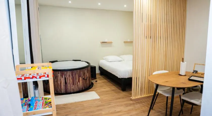 Suite Luxe Romantique avec Spa Privatif - Image 1