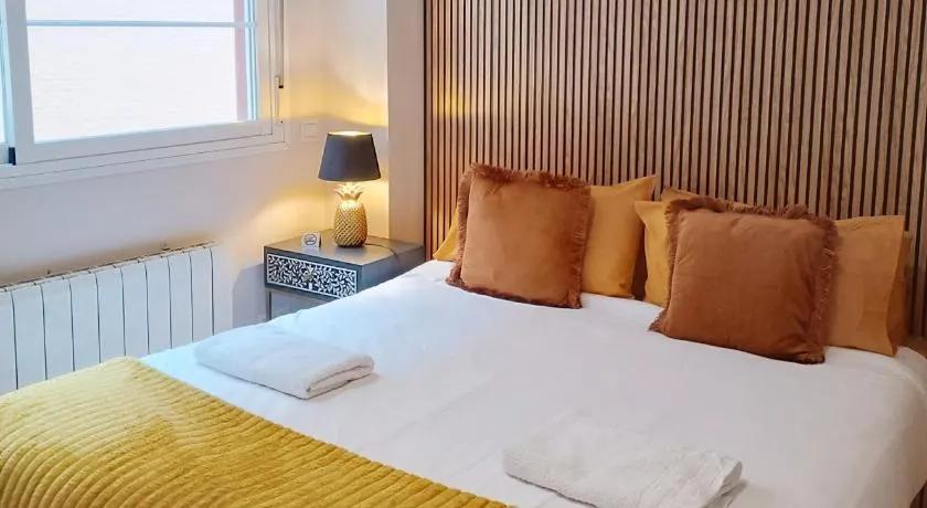 Appartement stylé avec piscine d'été à proximité du métro - Image 1