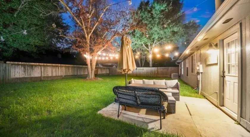IAH Place: 4 bed, patio-sleeps 8+ - Image 1