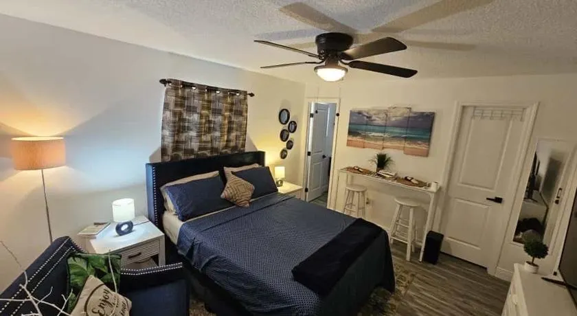 Private 1 Bedroom Suite Near Orlando Attractions - Image 1