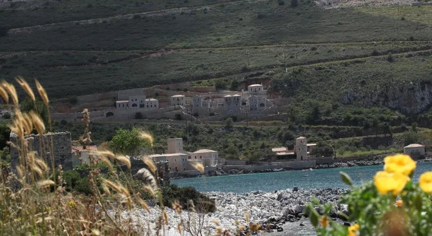 Vasilios Apartments Hotel - Image 1