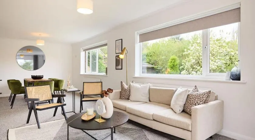 The Oxford Garden House - Spacious 5-Bed Oxford Home with Garden & Balcony - Image 1