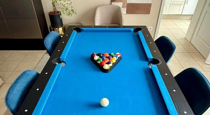Appartement climatisé 3 étoiles T3 chic à Strasbourg avec billard et terrasse - Image 1