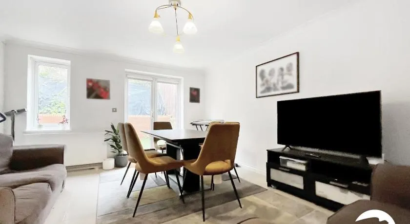 5 Bed Long & Short stay property with Wifi &parking sleeps 10 - Image 1