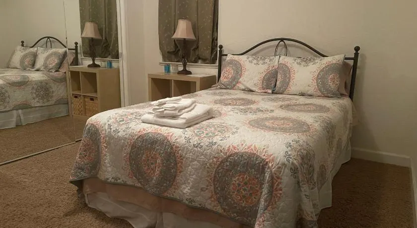 Comfort and Style Full bed shared bathroom - Image 1