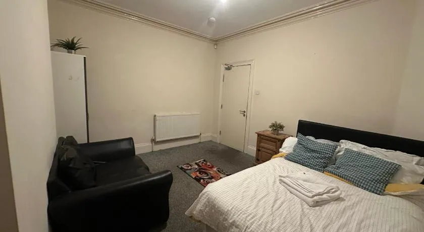 Smethwick Birmingham Cosy Spacious Bedroom - Free WiFi & Parking - Image 1