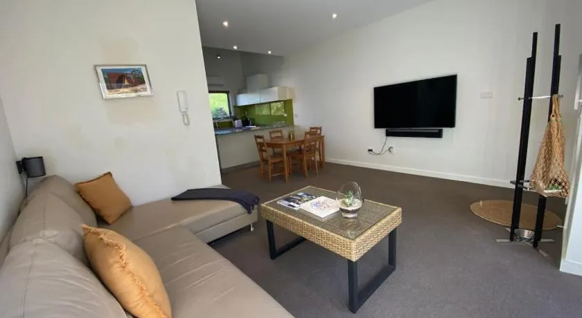 Cosy Work From Home Townhouse 10 Mins From City - Hosted by CanStay - Image 1