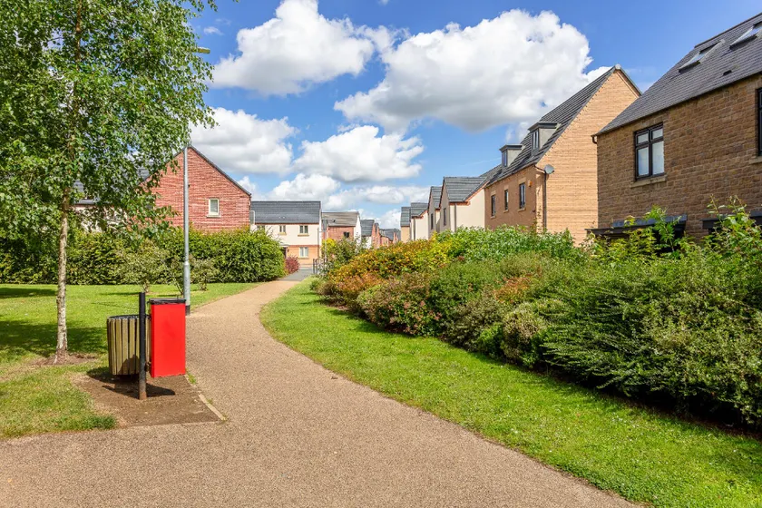 Beautiful Detached House • Excellent Location • Driveway Parking • Office • Smart TVs • Fast Wifi • Yoko Property - Image 1