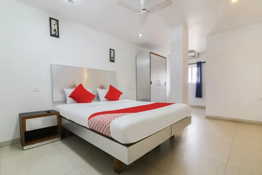 OYO 48063 Hotel Royal Palace - Image 1