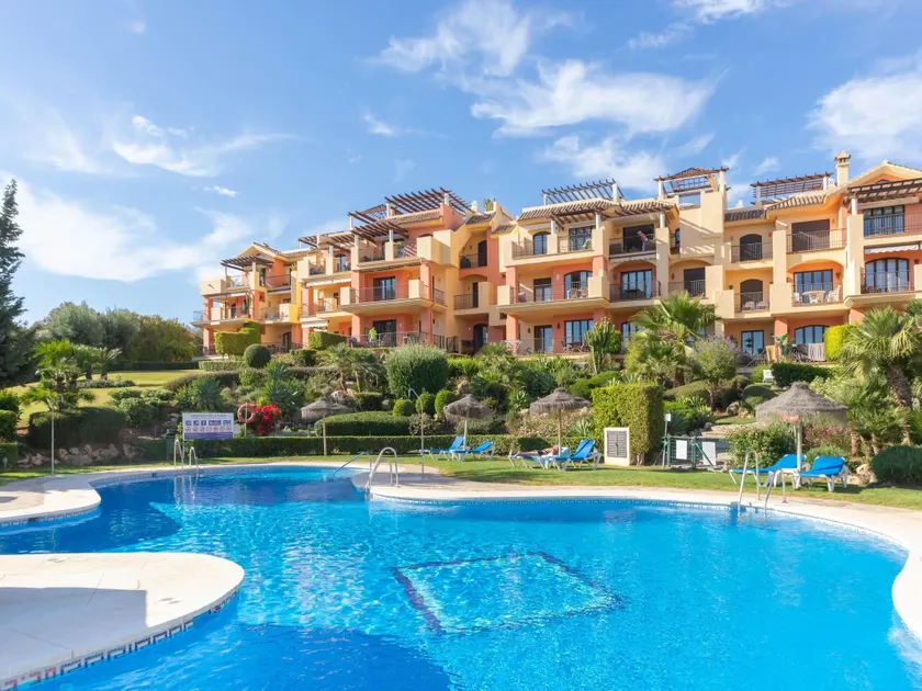 Premium apartment in Benahavis with balcony - Image 1