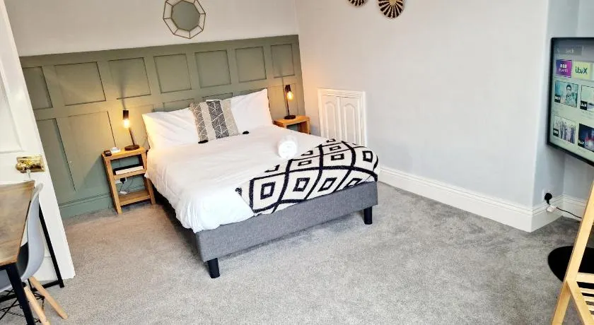 West Beck House Newcastle - Spacious Double Room - Image 1