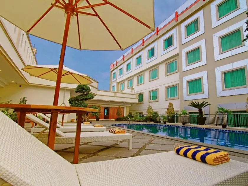 Rocky Plaza Hotel Padang - Image 1