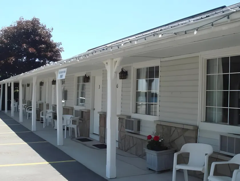 Boathouse Country Inn - Image 1