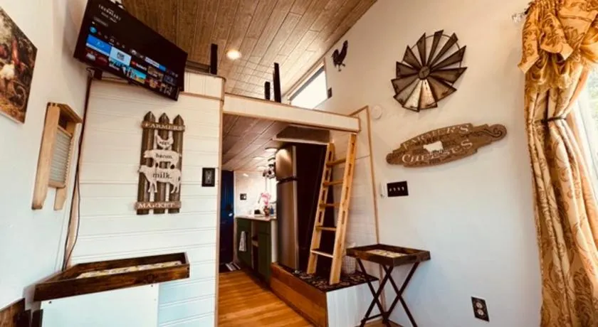 Tiny House Farm Stay Pets Welcome - Image 1