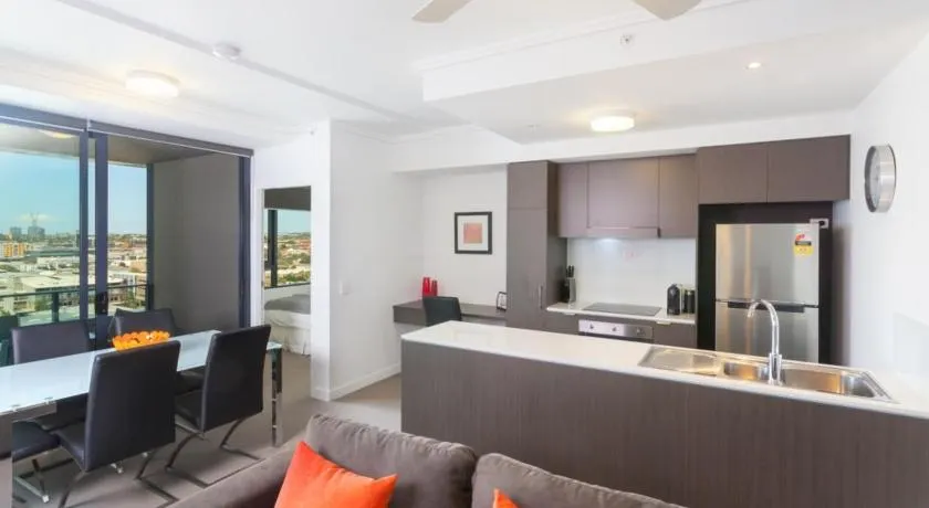 Keeping Cool on Connor - Executive 2BR Fortitude Valley apartment with pool and views - Image 1