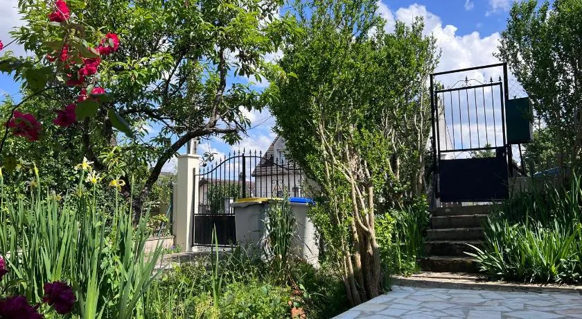 Petite maison proche l'aéroport Charles de Gaules, parc Astérix et Stade de France - Image 1