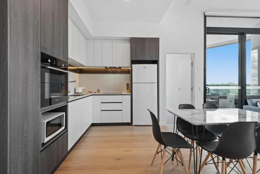Generous 2-Bed Apartment with Great Amenities - Image 1