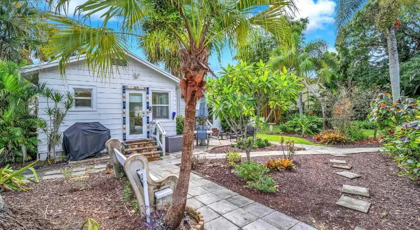 Bromeliad Bungalow - Downtown Cottage - Image 1