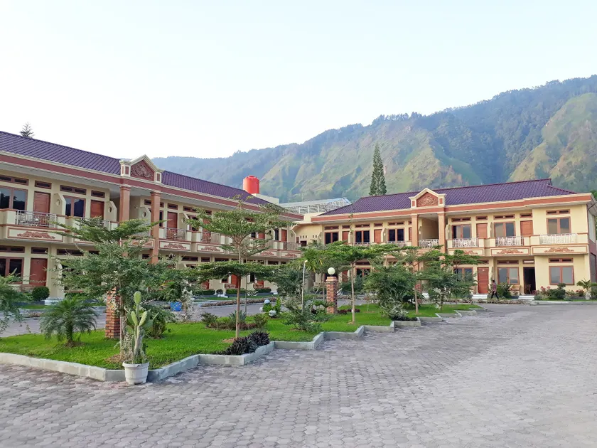 Rogate Beach Hotel - Image 1