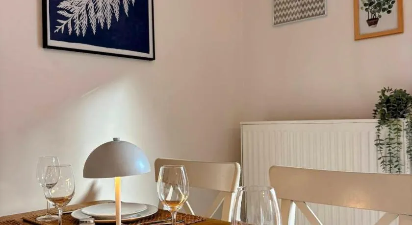 Elegant Apartment with Private Parking, close to Paris - Image 1
