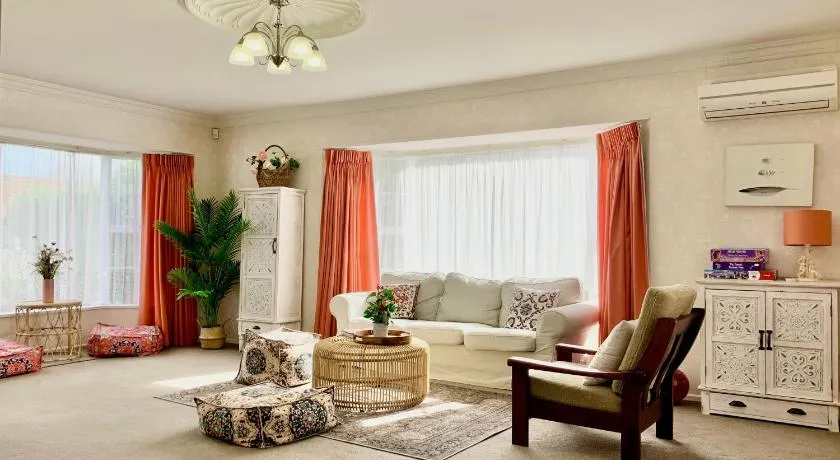 Spacious 200sqm 3BR House in Chartwell for 7, 2 Baths, Ideal for Family and Business - Image 1